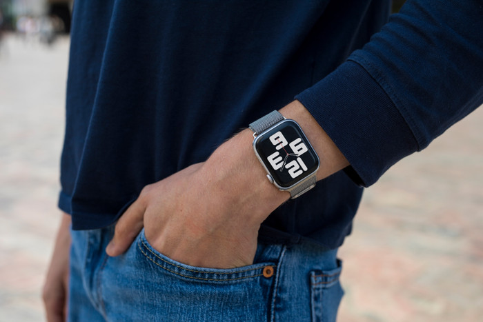 BlueBuilt Milanees Bandje Zilver voor Apple Watch 42/44/45 mm product in gebruik