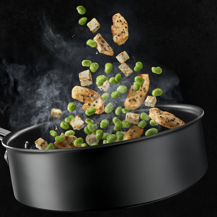 Tefal Easy Cook & Clean Hapjespan met deksel 26 cm product in gebruik