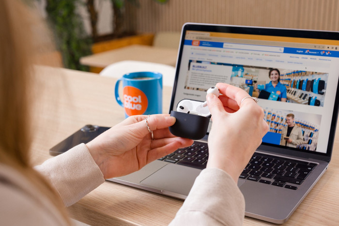 BlueBuilt Apple AirPods 3 Case Black product in use