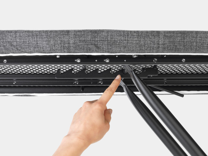 Brabantia Strijkplank C 124 x 45 cm Spring Bubbles product in gebruik