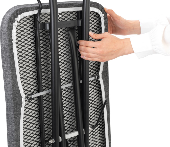 Brabantia Strijkplank C 124 x 45 cm Spring Bubbles product in gebruik