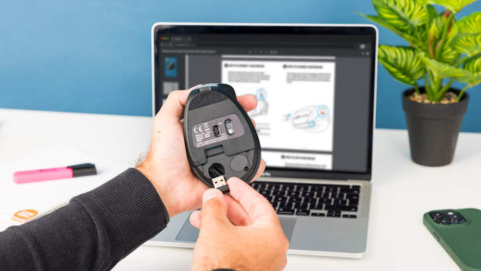 BlueBuilt Summus Ergonomische Draadloze Verticale Muis product in gebruik