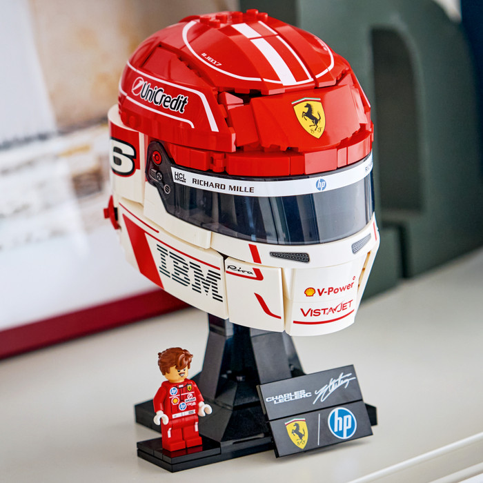 LEGO Editions Scuderia Ferrari HP helm van Charles Leclerc 43014 product in gebruik