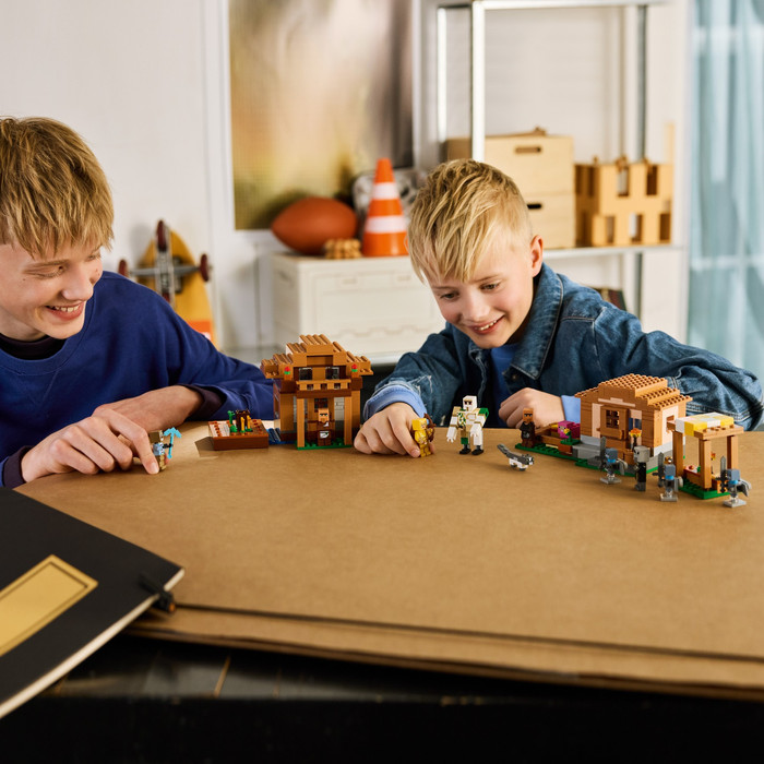 LEGO Minecraft - L'Évocateur à l'Attaque du Village 21596 produit à l'usage