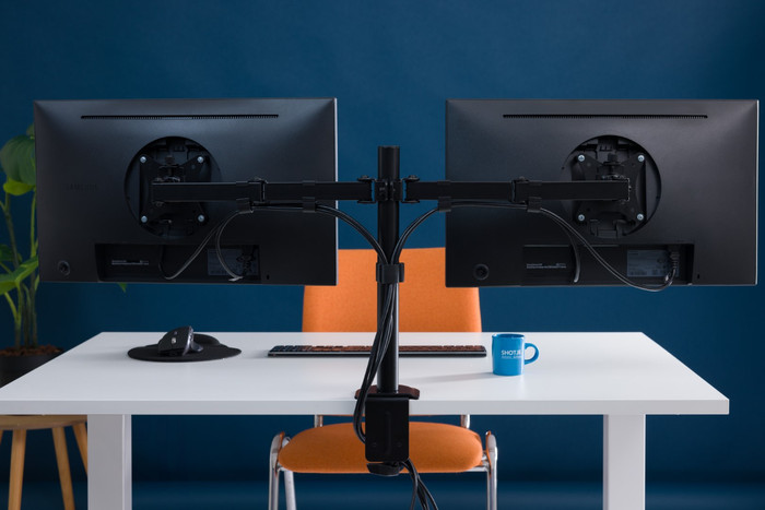 BlueBuilt Monitorarm voor 2 Monitoren product in gebruik