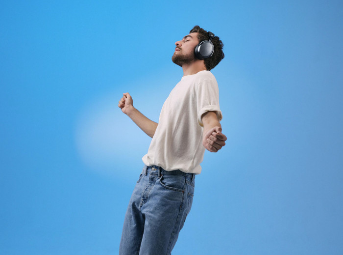 Sennheiser Momentum 4 Wireless Grijs product in gebruik