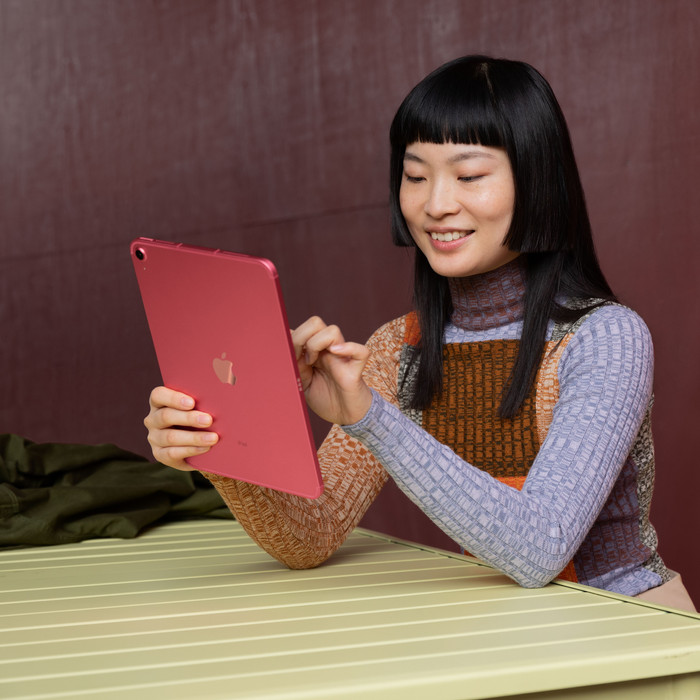 Apple iPad (2022) 10.9 inches 256GB WiFi Silver product in use