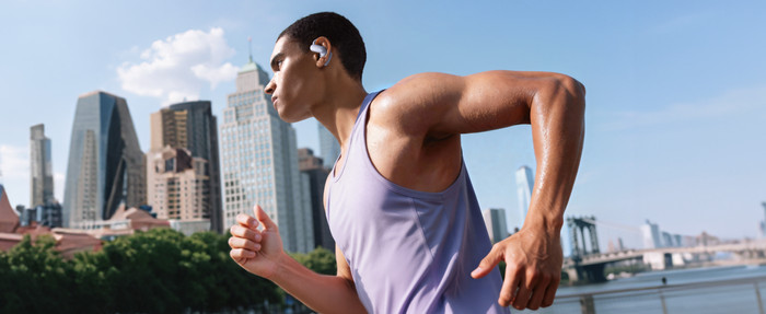 Soundcore AeroFit 2 Pro Paars product in gebruik