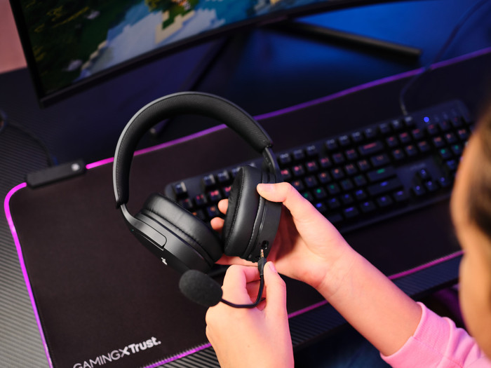 Trust Fayzo GXT491 Wireless PC/PlayStation Headset Black product in use