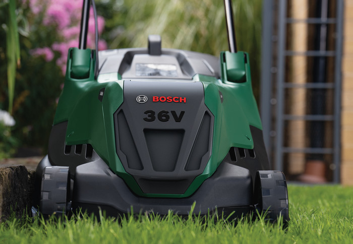 Bosch AdvancedRotak 36V-44-750 incl. 4,0 Ah Accu + AdvancedGrassCut 36V-33 (zonder accu) product in gebruik