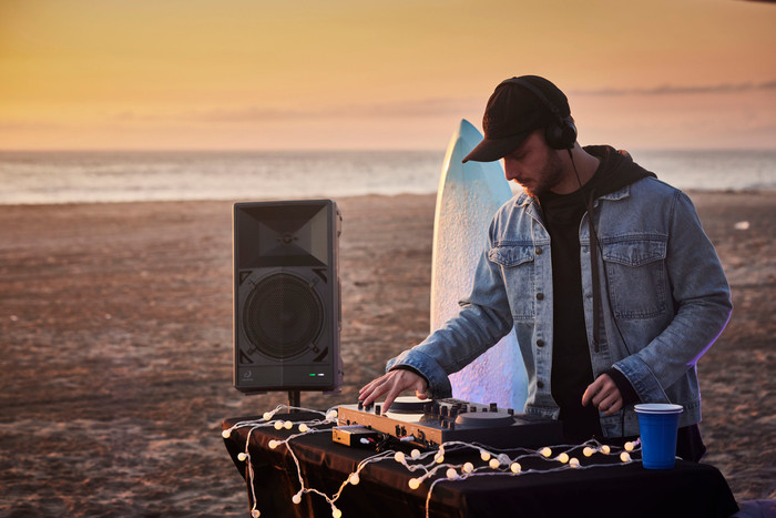 AlphaTheta Omnis-Duo product in use