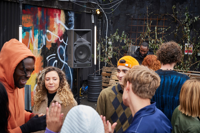 AlphaTheta Wave-Eight product in use