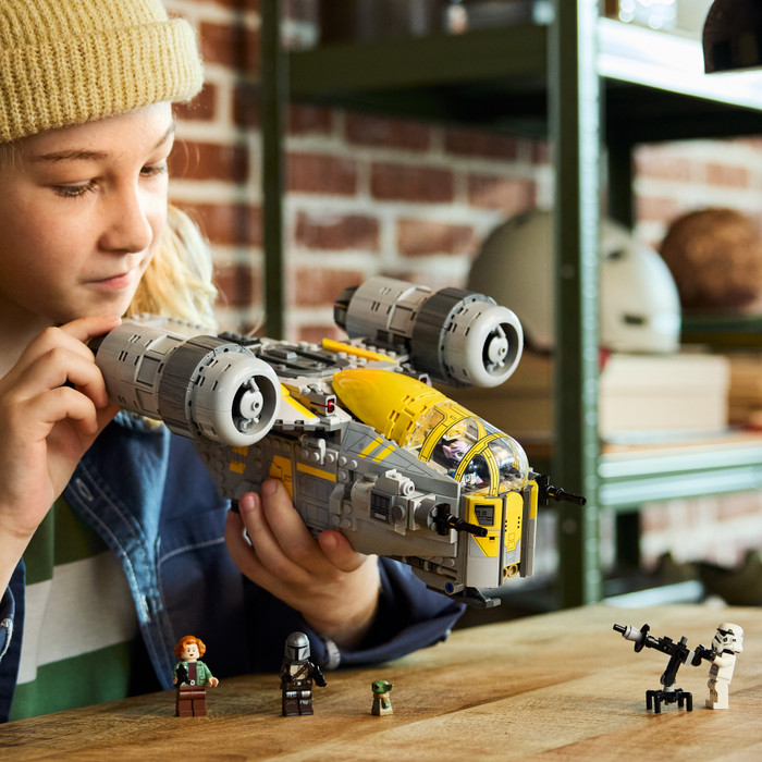 LEGO Star Wars De Razor Crest 75447 product in gebruik