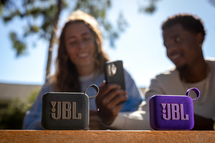 JBL Go 4 Purple 2-pack product in use