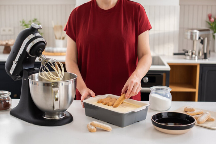 KitchenAid 5KSM185PSEBK Cast Iron Black product in use