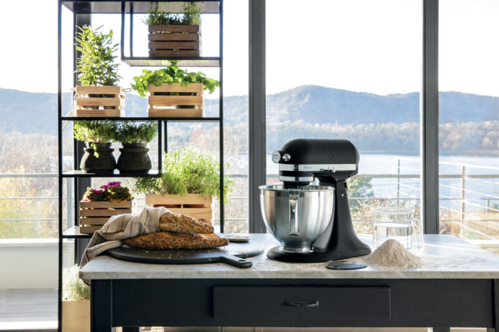 KitchenAid 5KSM185PSEBK Cast Iron Black product in use