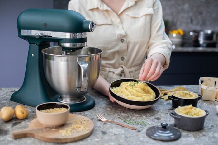 KitchenAid 5KSM185PSEPP Pebbled Palm product in use