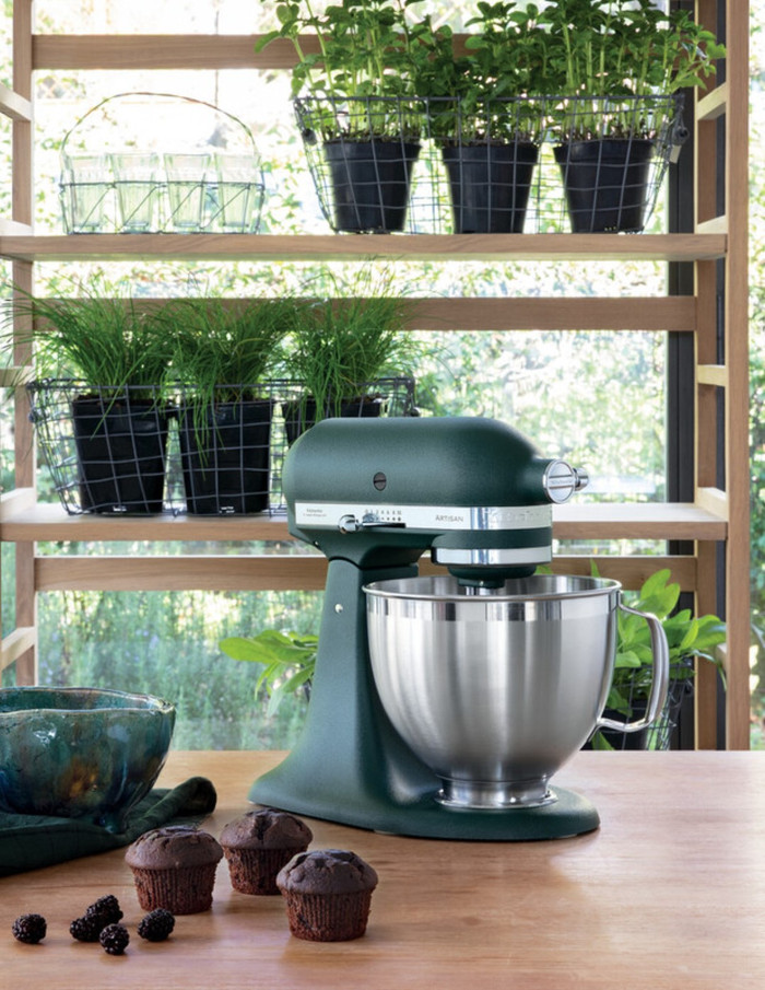 KitchenAid 5KSM185PSEPP Pebbled Palm product in use