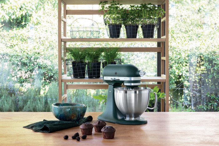 KitchenAid 5KSM185PSEPP Pebbled Palm product in use