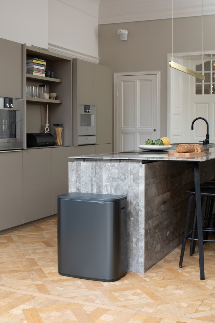 Brabantia Bo Touch Bin 60 Liter Confident Grey product in gebruik