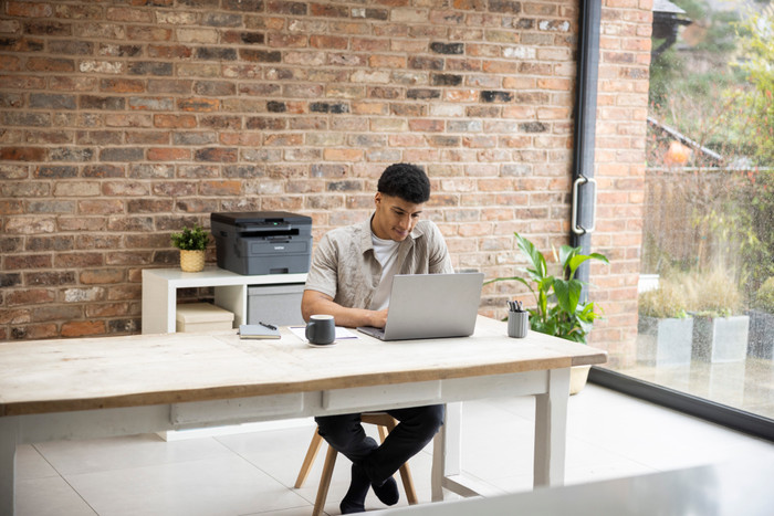 Brother DCP-L2627DWE product in gebruik