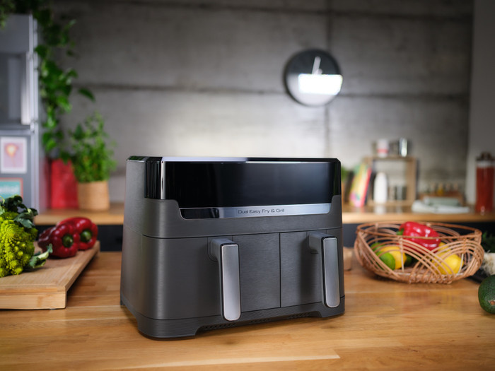 Moulinex Dual Easy Fry & Grill product in use