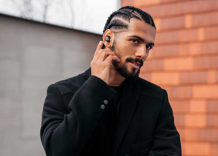 Sennheiser Momentum True Wireless 4 Black product in use