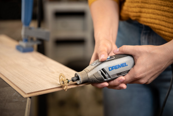 Dremel 4250 JA + 35-delige accessoireset product in gebruik
