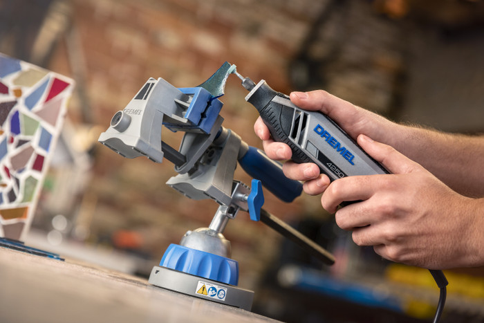 Dremel 4250 JA + 35-delige accessoireset product in gebruik