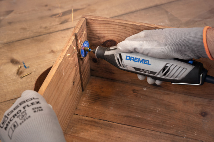Dremel 4250 JA + 35-delige accessoireset product in gebruik