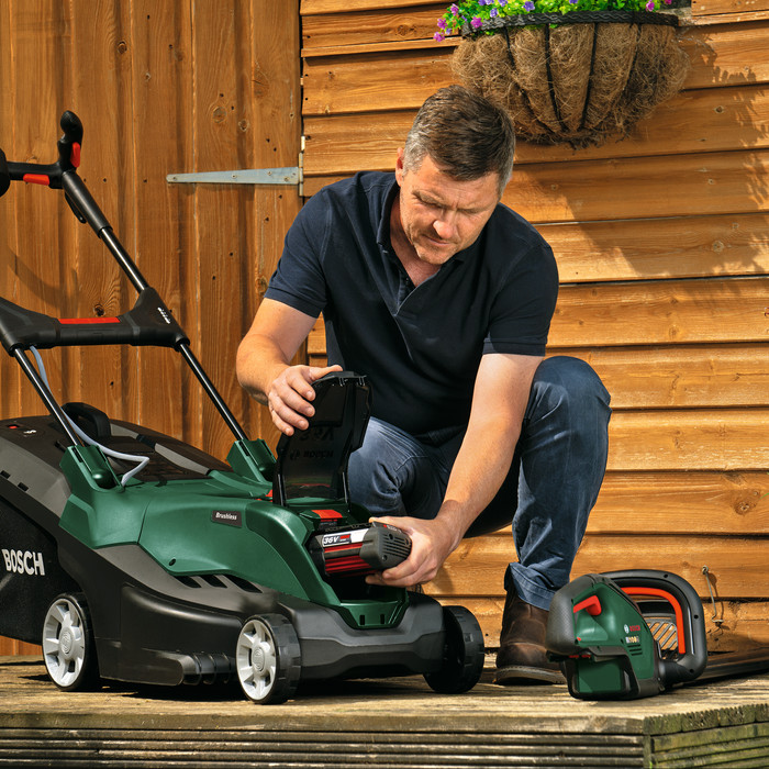 Bosch AdvancedRotak 36V-40-650 incl. 4,0 Ah Accu + AdvancedGrassCut 36V-33 (zonder accu) product in gebruik