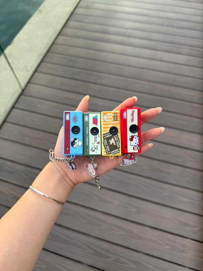 Yashica Funtastic Keychain Camera Boy Adventure product in gebruik