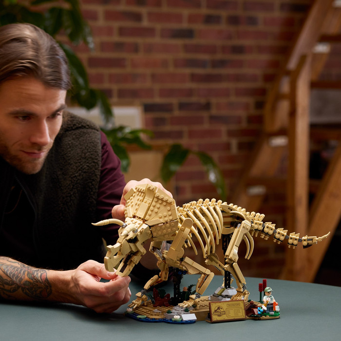 LEGO Jurassic World Dinosaurusfossielen: Triceratops 77985 product in gebruik