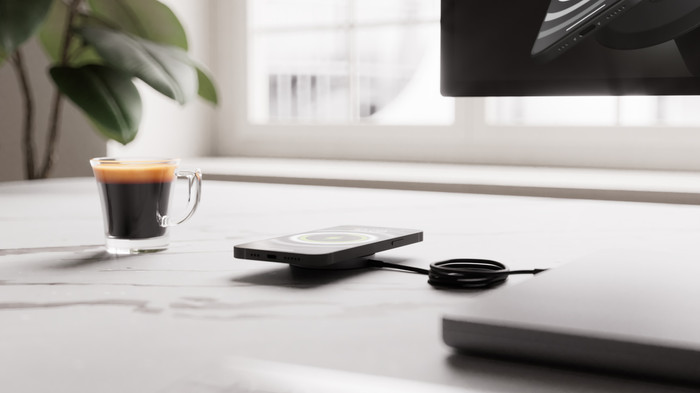 Zens Pro 1 MagSafe en Qi2 Draadloze Oplader 15W Zwart product in gebruik