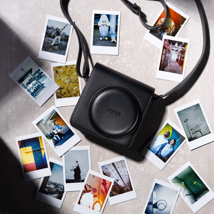 Fujifilm Instax Mini 99 Case Black product in gebruik