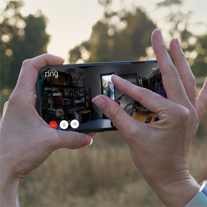 Ring Indoor Camera Plus Wit product in gebruik