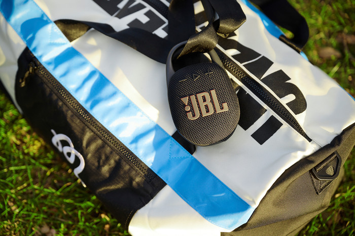 JBL Clip 5 Black 4-pack product in use