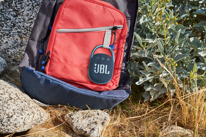 JBL Clip 5 Blue 3-pack product in use