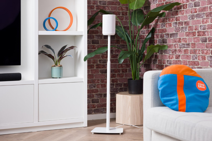 BlueBuilt Verstelbare Standaard voor Sonos Era 100 Wit product in gebruik