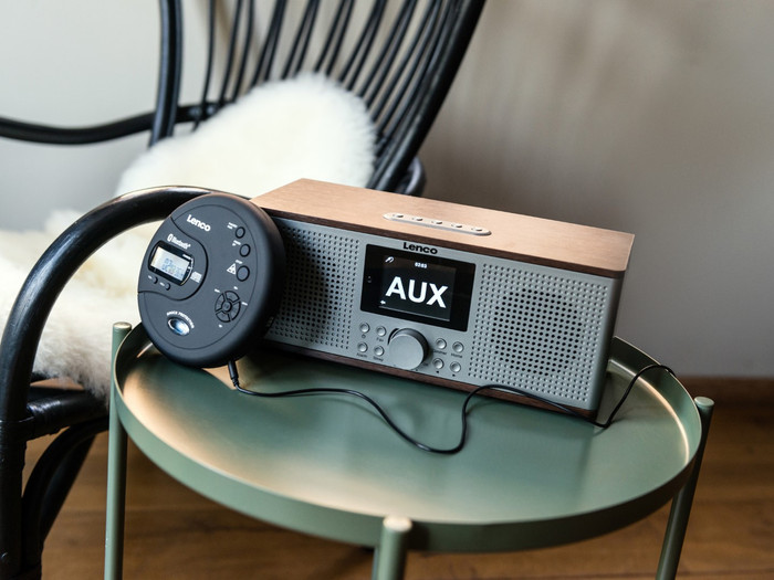 Lenco CD-300BK product in use