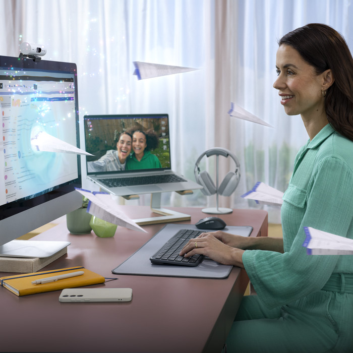 Logitech Signature Slim K950 Draadloos Toetsenbord Azerty Zwart product in gebruik