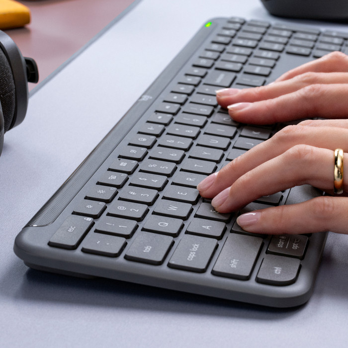 Logitech Signature Slim K950 Draadloos Toetsenbord Azerty Zwart product in gebruik