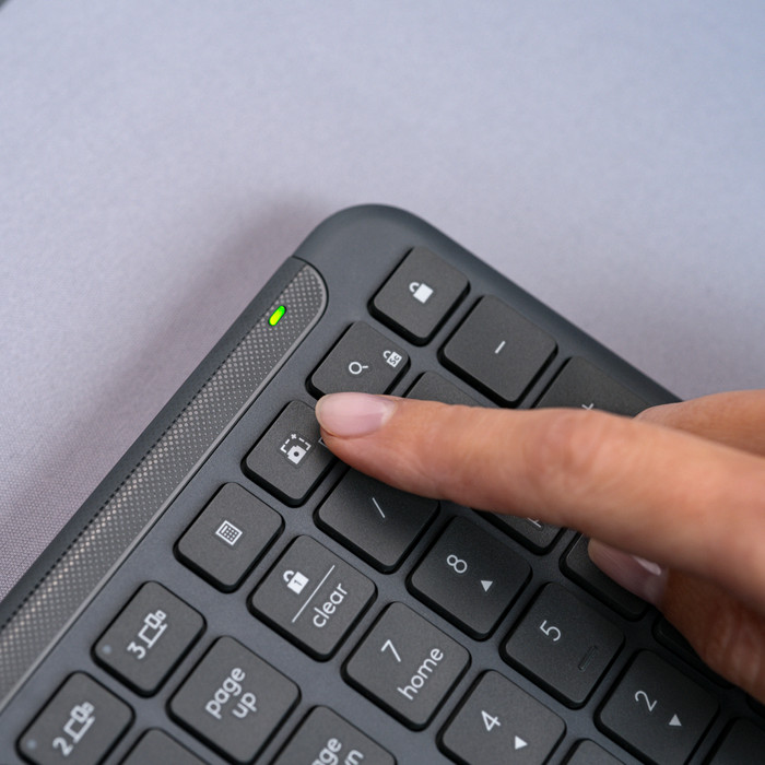 Logitech Signature Slim K950 Draadloos Toetsenbord Azerty Zwart product in gebruik