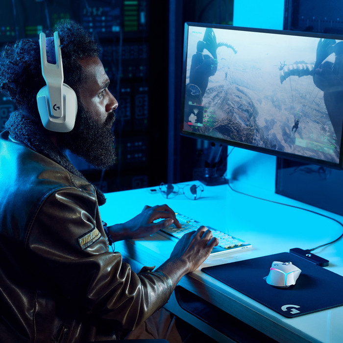 Logitech G502 X Plus Lightspeed Draadloze Gaming Muis Wit product in gebruik