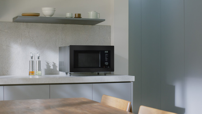 Samsung MC32DG7646KKE1 product in use