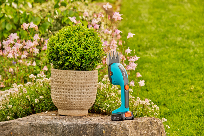 GARDENA PowerCut P4A Solo (without battery) product in use