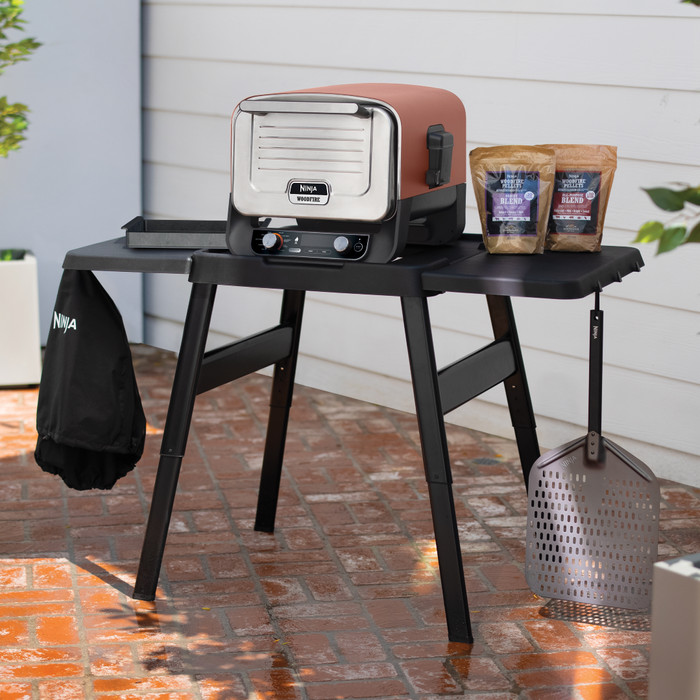 Ninja Woodfire Outdoor Grill OG701EU + Ninja Woodfire Support produit à l'usage