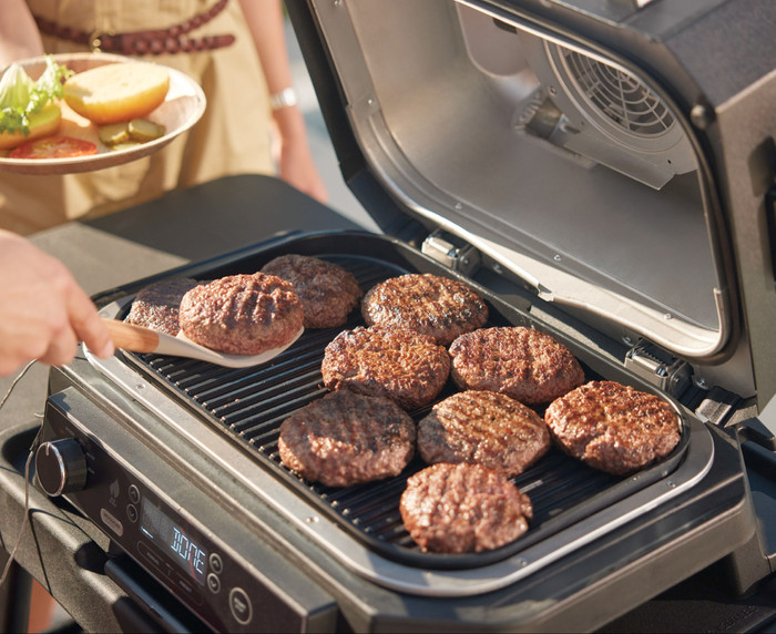 Ninja Woodfire BBQ Électrique Gril et Smoker OG850EU produit à l'usage