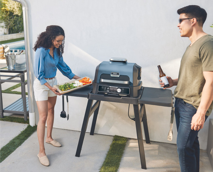 Ninja Woodfire BBQ Électrique Gril et Smoker OG850EU produit à l'usage