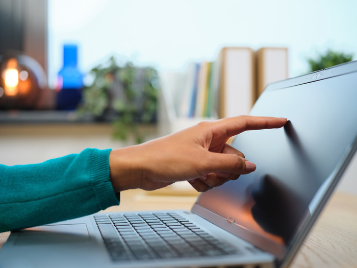 Trust Primo Privacy Filter for 14-inch Laptops product in use